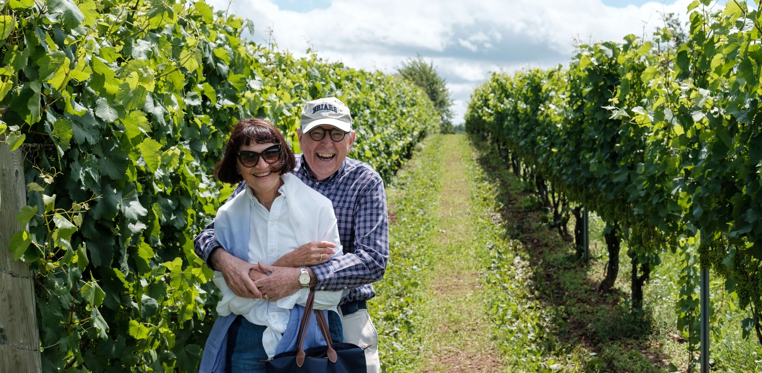 Man och kvinna är lyckliga pensionärer
